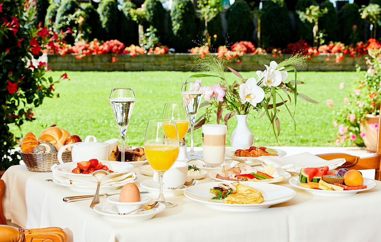Speisen im Garten 5 Sterne Luxushotel Österreich