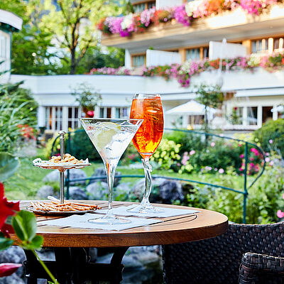 Cocktail im Garten Restaurant Luxushotel 