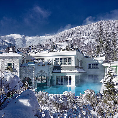 Wellnessgarten mit Pool im Winter