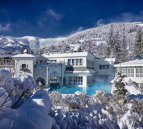 Wellnessgarten mit Pool im Winter