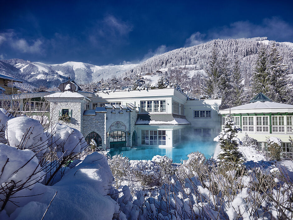 Wellnessgarten mit Pool im Winter