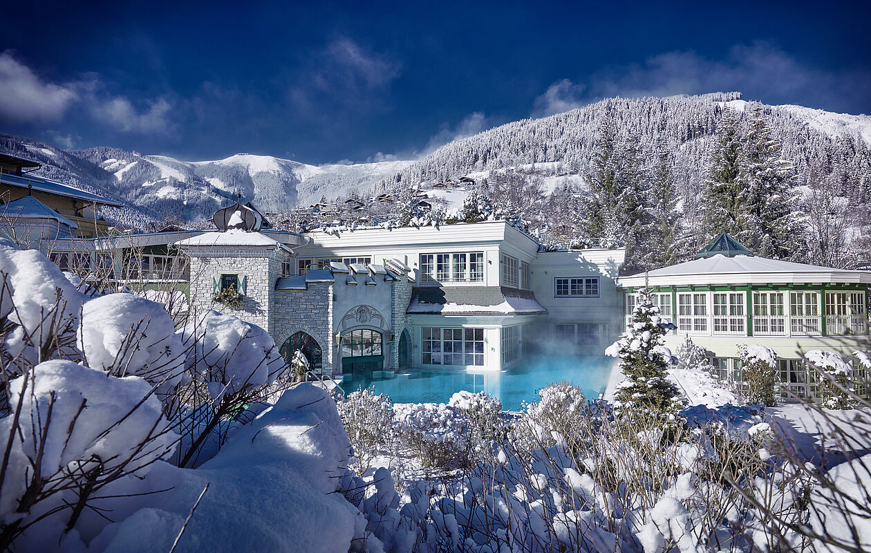 Wellnessgarten mit Pool im Winter