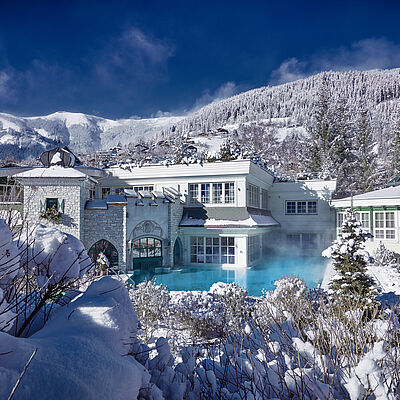 Wellnessgarten mit Pool im Winter