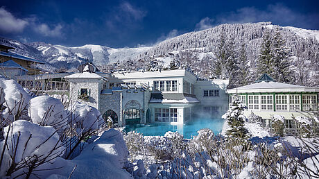 Wellnessgarten mit Pool im Winter