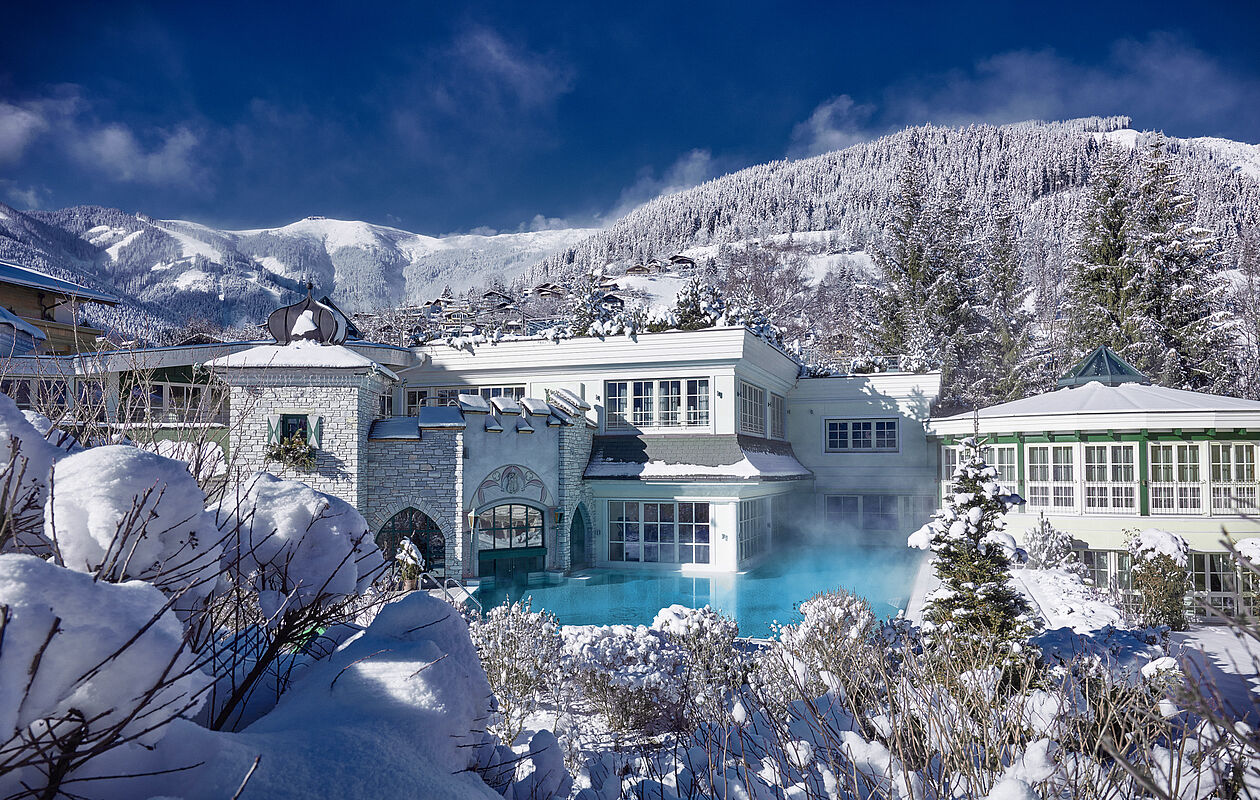 Wellnessgarten mit Pool im Winter