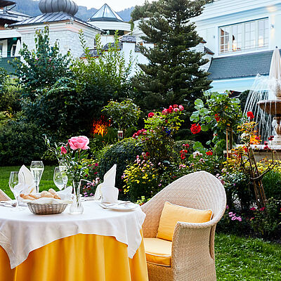 Speisen im Garten Luxushotel 