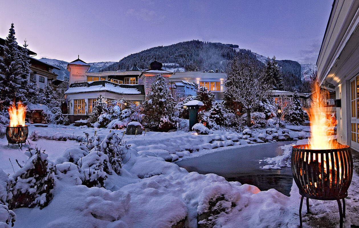 Salzburgerhof Zell am See Garten Winter Wellness Romantik