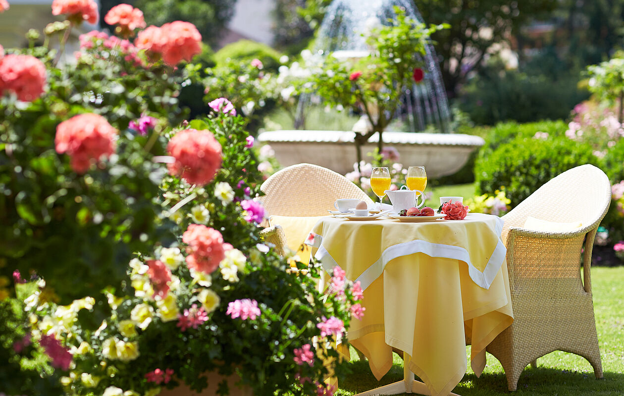 Romantisches Dinner im Garten