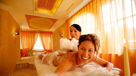 Behandlung Frau Wellnesshotel 