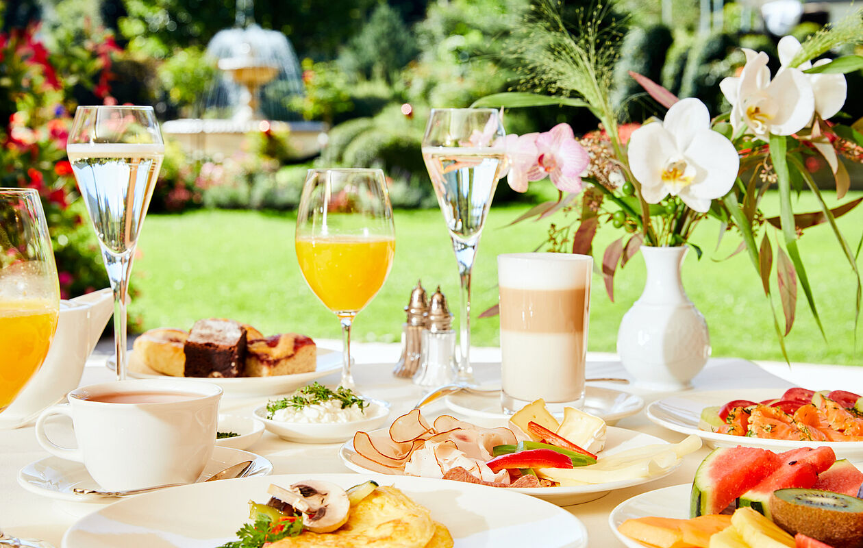 Frühstück im Garten 5 Sterne Luxushotel Österreich
