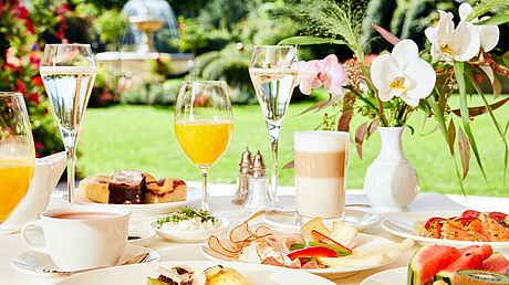 Frühstück im Garten 5 Sterne Luxushotel Österreich
