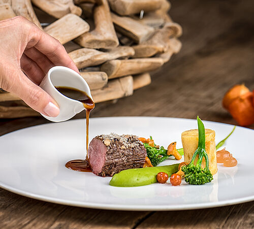 Hauptspeise servieren 5 Sterne Hotel 